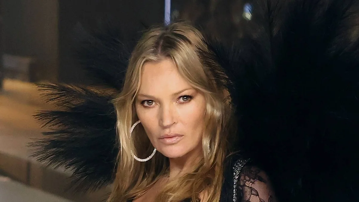 Kate Moss conta que foi pressionada a posar de topless aos 15 anos