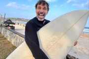 Marcelo Faria posa sorridente durante o surfe