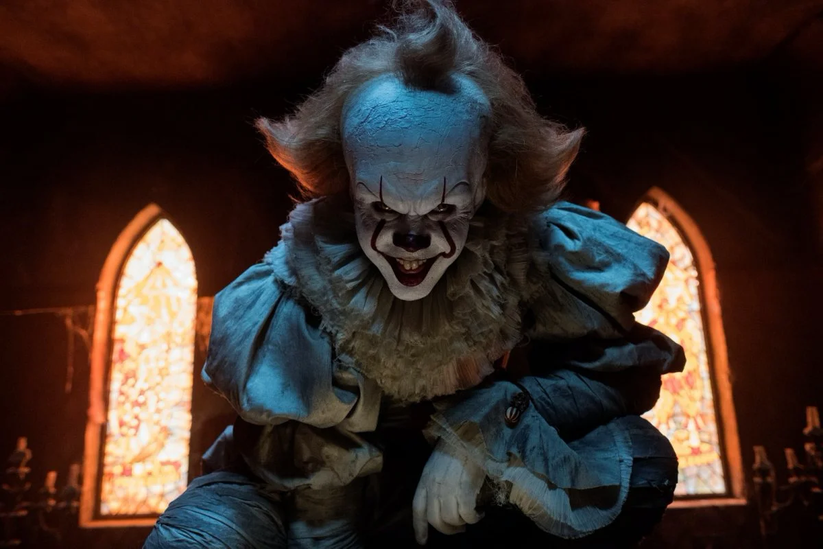 <b>IT- A Coisa.</b> Um grupo de sete adolescentes de Derry, uma cidade no Maine, formam o auto-intitulado "Losers Club" - o clube dos perdedores. A pacata rotina da cidade é abalada quando crianças começam a desaparecer e tudo o que pode ser encontrado delas são partes de seus corpos. Logo, os integrantes do "Losers Club" acabam ficando face a face com o responsável pelos crimes: o palhaço Pennywise <b>IT- A Coisa.</b> Um grupo de sete adolescentes de Derry, uma cidade no Maine, formam o auto-intitulado "Losers Club" - o clube dos perdedores. A pacata rotina da cidade é abalada quando crianças começam a desaparecer e tudo o que pode ser encontrado delas são partes de seus corpos. Logo, os integrantes do "Losers Club" acabam ficando face a face com o responsável pelos crimes: o palhaço Pennywise