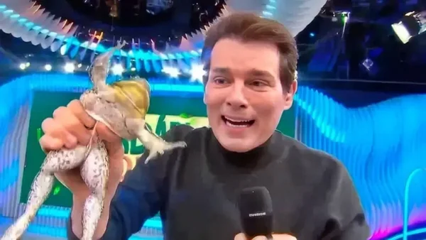 Captura de tela de vídeo de Celso Portiolli segurando rã