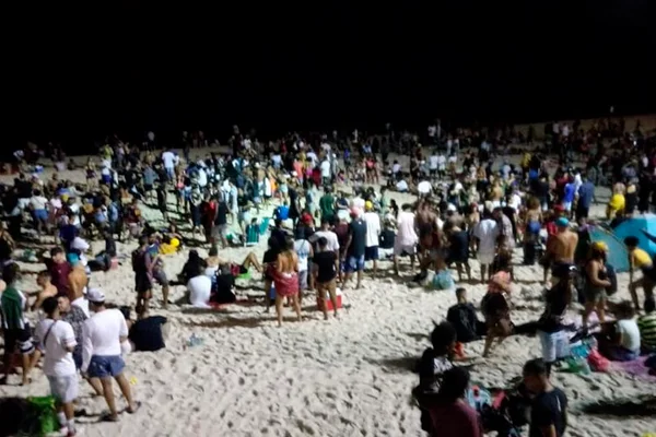 Pessoas aglomeradas em luau no Rio de Janeiro