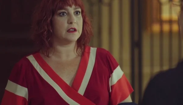 Mulher de cabelo vermelho com cara de susto