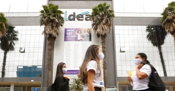 Frente Colégio Ideal com alunos
