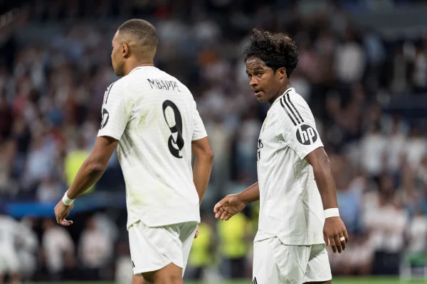 Foto colorida de Endrick e Mbappé - Metrópoles