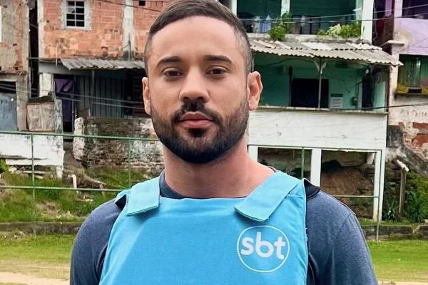 Repórter do SBT, Bruno Assunção é agredido durante cobertura da prisão de Oruam - Metrópoles
