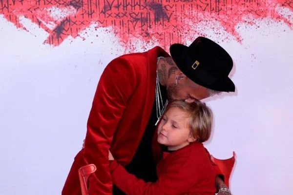 Fã zoa figurino de Neymar e Bruna Marquezine curte comentário