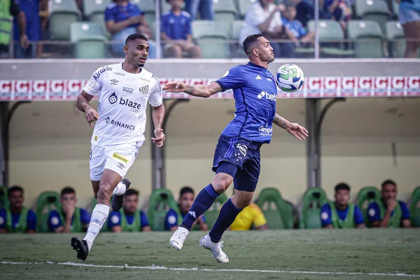 Cruzeiro vence Santos e assume a liderança do Campeonato Brasileiro