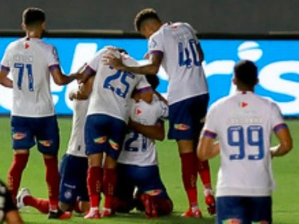 Jogadores do Bahia comemoram gol