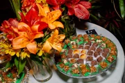 Mesa decorada com arranjos florais e doces Mesa decorada com arranjos florais e doces