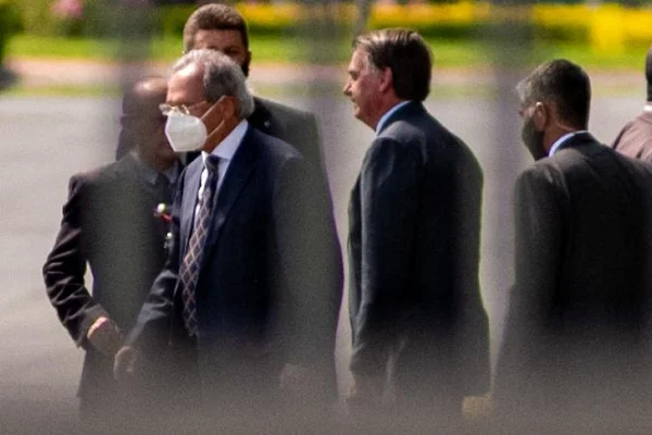 Bolsonaro e Guedes com apoiadores