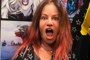 Jennifer Finch, da banda L7, faz pose divertida para as redes sociais Jennifer Finch, da banda L7, faz pose divertida para as redes sociais