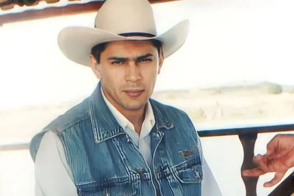 Filho de cantor Leandro emociona fãs ao puplicar foto rara com pai