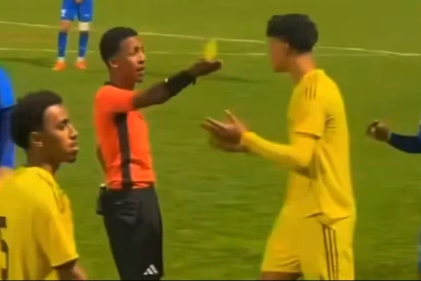 Filho de Cristiano Ronaldo gera confusão em campo e recebe cartão