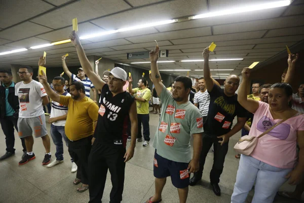 Metroviários mantêm paralisação e brasiliense só terá acesso ao serviço nos horários de pico