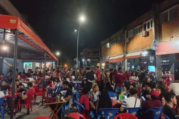 Eleitores acompanham apuração dos votos das eleições em bares do DF