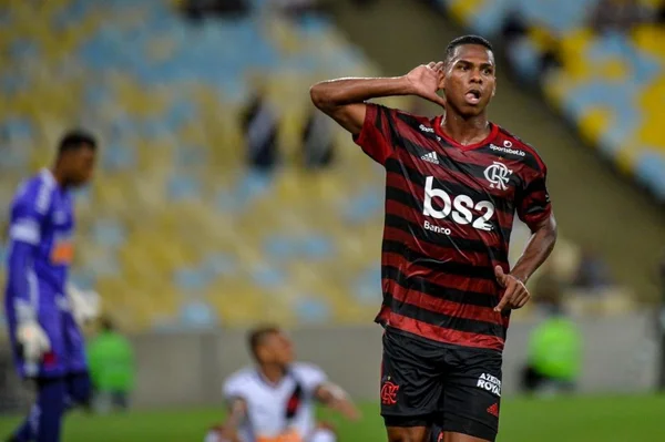 No clássico dos garotos, Flamengo passa pelo Vasco no Maracanã