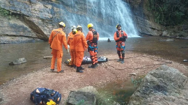 Rapaz sofre traumatismo ao cair de 20m no Poço Azul. Veja vídeo