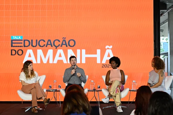 Fotografia colorida mostrando pessoas em palco-Metrópoles
