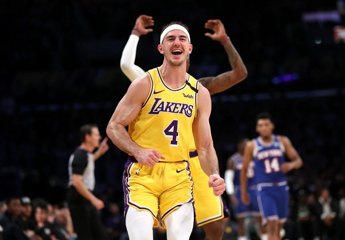 <b>Alex Caruso</b>: o armador de 26 anos começou sua carreira na liga de desenvolvimento da NBA. Após boas atuações, assinou um contrato de dois anos com os Lakers, no valor de US$ 5.500.000 milhões
<b>Alex Caruso</b>: o armador de 26 anos começou sua carreira na liga de desenvolvimento da NBA. Após boas atuações, assinou um contrato de dois anos com os Lakers, no valor de US$ 5.500.000 milhões