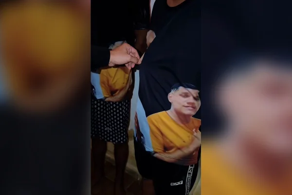 Delegado flagra presos com camisa de amigos mortos: “Viraram estampa”