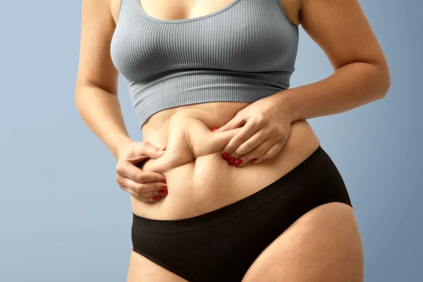 Mulher aperta a barriga em um sinal - estratégias erradas podem sabotar o emagrecimento- Metrópoles