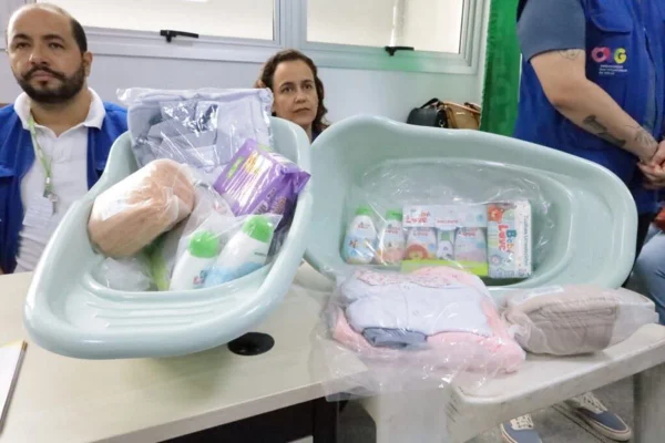 imagem colorida entrega cartão goias por elas