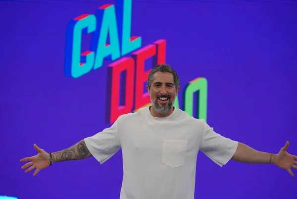 Marcos Mion no Caldeirão de braços abertos