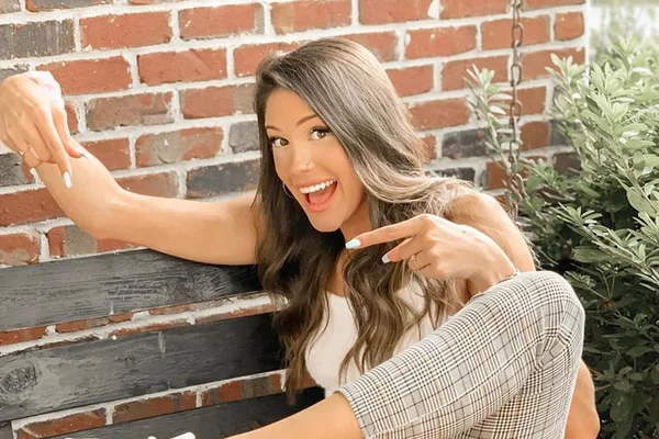 Influencer e amigos testam positivo para o novo coronavírus após festa