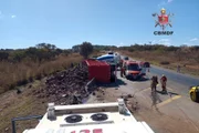 Motorista de um dos caminhões teve fraturas nos dois membros inferiores, laceração na perna direita e suspeita de traumatismo craniano Motorista de um dos caminhões teve fraturas nos dois membros inferiores, laceração na perna direita e suspeita de traumatismo craniano