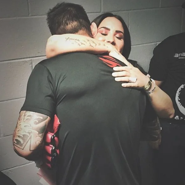 Demi Lovato assume que fica nervosa quando o namorado entra no ringue - destaque galeria