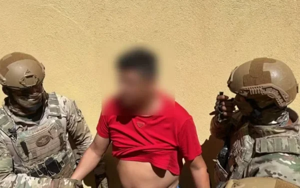 imagem colorida suspeito preso por jogar mulher de carro em movimento