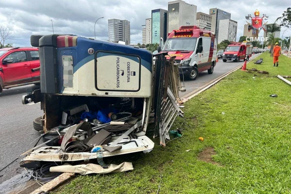 Carro tomba e derruba poste no Eixinho Norte