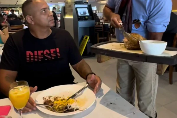 Imagem colorida de jogador Walter comendo - metrópoles