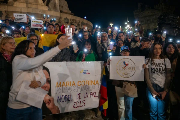 Foto colorida de 200 manifestantes em Barcelona em apoio a Maria Corina Machado - Metrópoles
