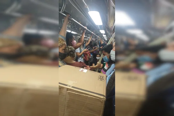pessoal aglomeradas em vagão