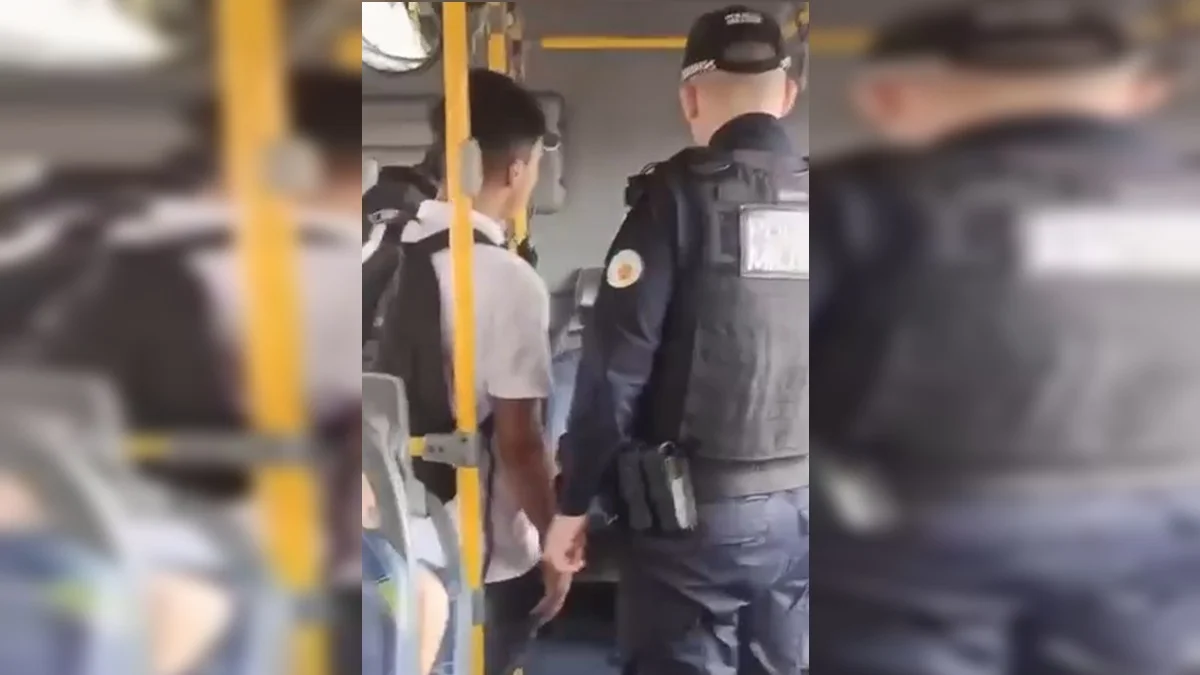 Homem é levado à delegacia suspeito de apalpar adolescente dentro de ônibus