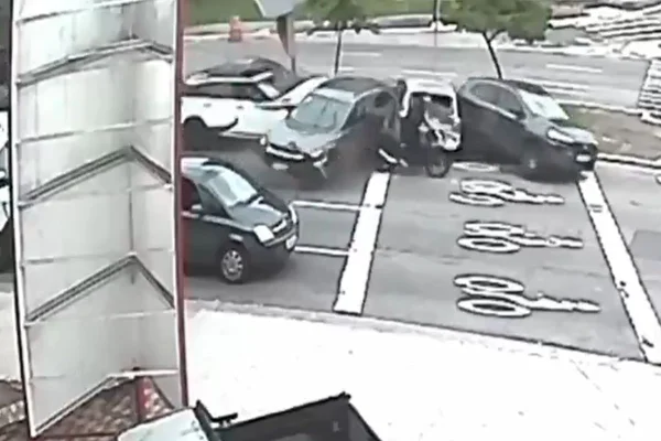 imagem colorida mostra acidente com seis carros capturado por câmera de segurança.