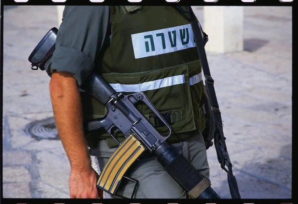 Imagem colorida mostra soldado de Israel com fuzil - Metrópoles