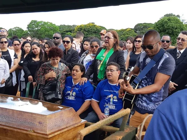 Mulher que morreu em UPA é enterrada em Taguatinga