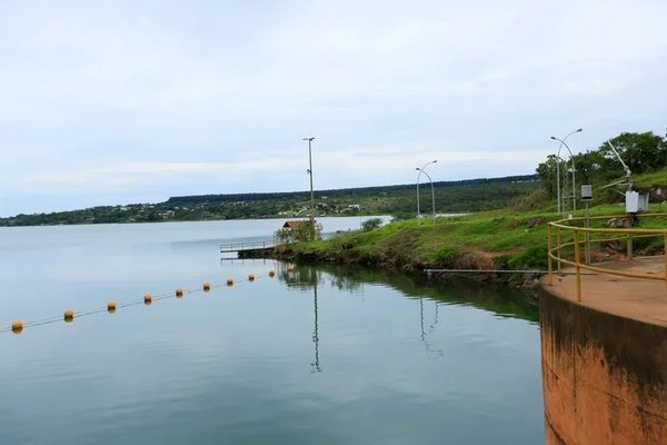 Caesb tenta reduzir impacto ambiental de vazamento no Lago Paranoá