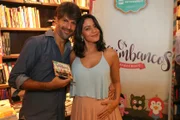 Carol Castro prestigia noite de autógrafos do namorado, Felipe Prazeres, em Ipanema, Rio	