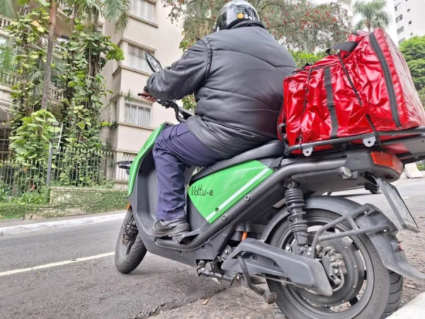 Imagem mostra homem com caixa de entrega (bag) em São Paulo - Metrópoles