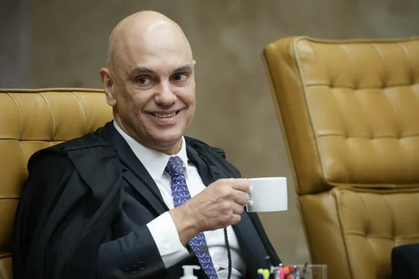Alexandre de Moraes, rindo no plenário do STF