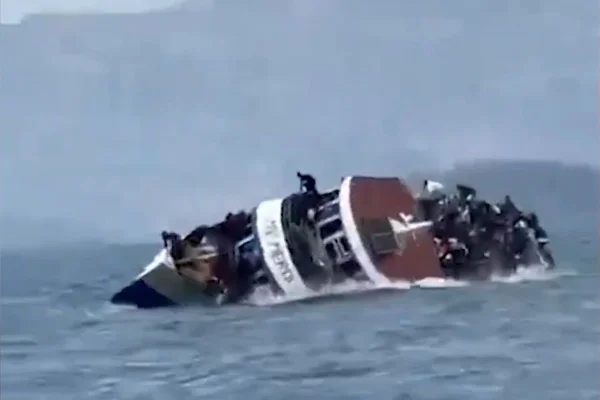 Foto colorida retirada de gravação que mostra barco no Congo virando - Metrópoles