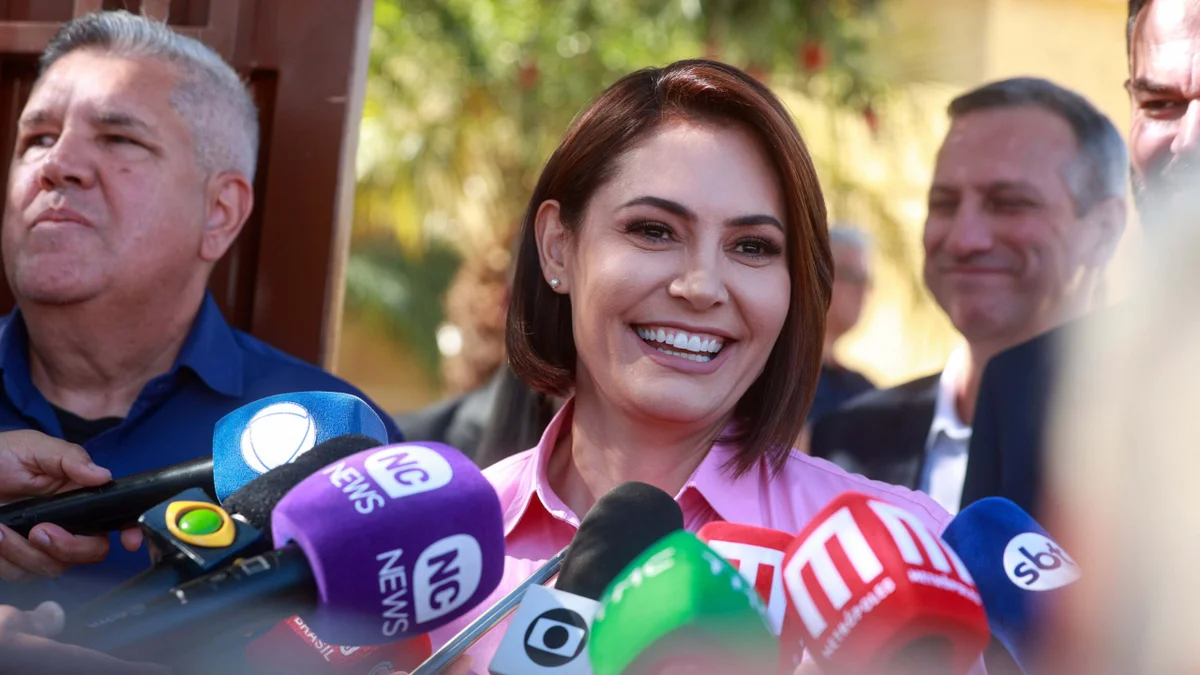 Eleita, Michelle grava vídeo pedindo votos a Flávio e Celina