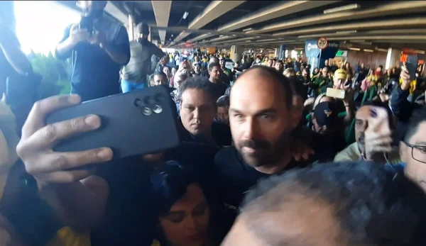 Eduardo Bolsonaro no aeroporto