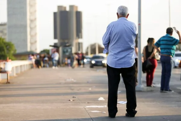 Idoso no centro de Brasília