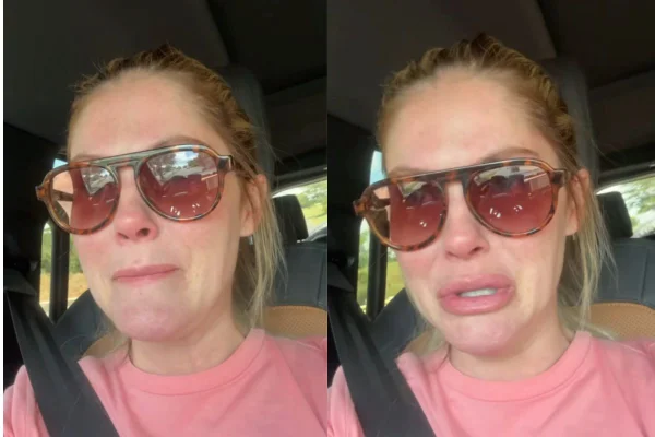 Imagem colorida de Bárbara Evans chorando no carro