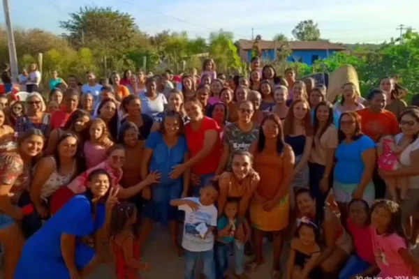 Mãe ganha surpresa de vizinhos após ninguém comparecer a chá de bebê