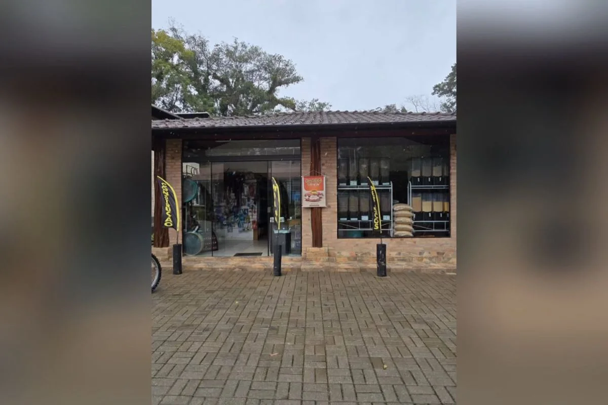Eliane Alves dos Santos também é dona de um restaurante/pizzaria, um mercado e uma casa de ração no bairro Ubatumirim, em Ubatuba, litoral norte de São Paulo Eliane Alves dos Santos também é dona de um restaurante/pizzaria, um mercado e uma casa de ração no bairro Ubatumirim, em Ubatuba, litoral norte de São Paulo